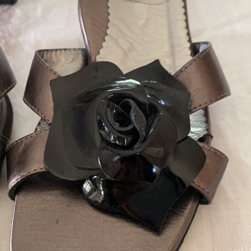 Taryn Rose kitten heels with rose detail - Picture 2 of 6